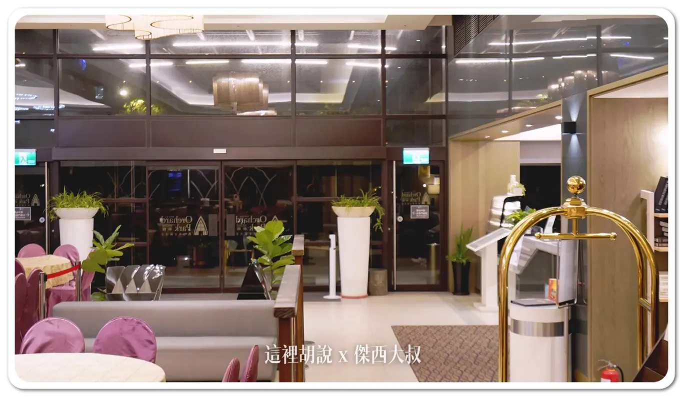 大廳沒有複雜的設計,全部都是餐桌