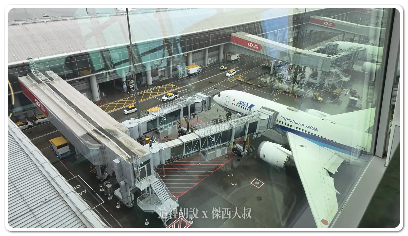 一旁在下方正在下客的全日空