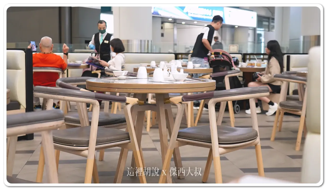 位於抵達大廳的餐廳座位還算不錯,可以看著人來人往