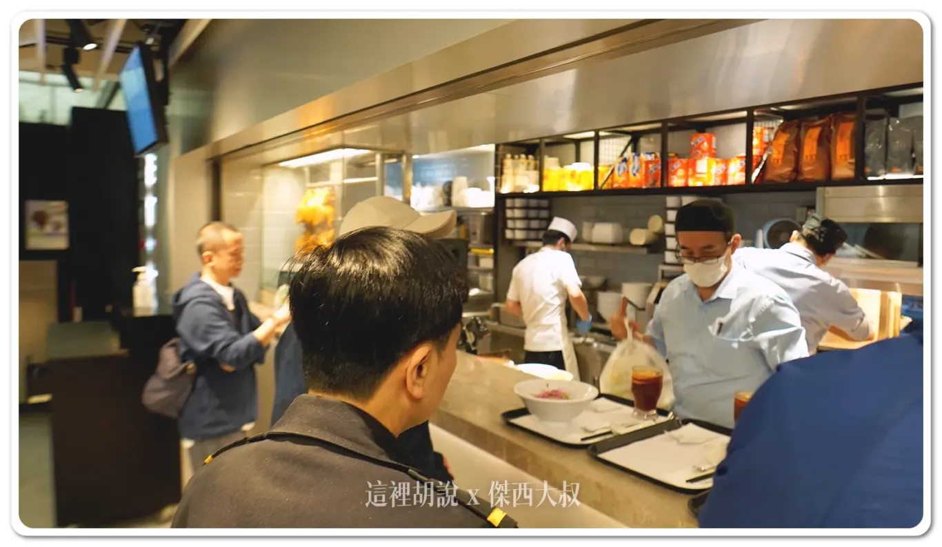 排隊到櫃臺取餐,師父看單子出餐,所以一定要來這邊排隊,出餐速度很快