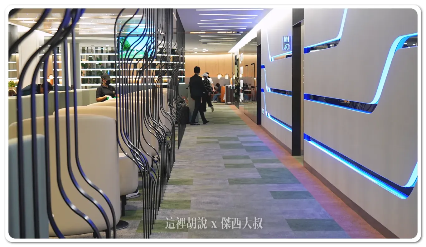 走進去的走廊一旁就是休息區