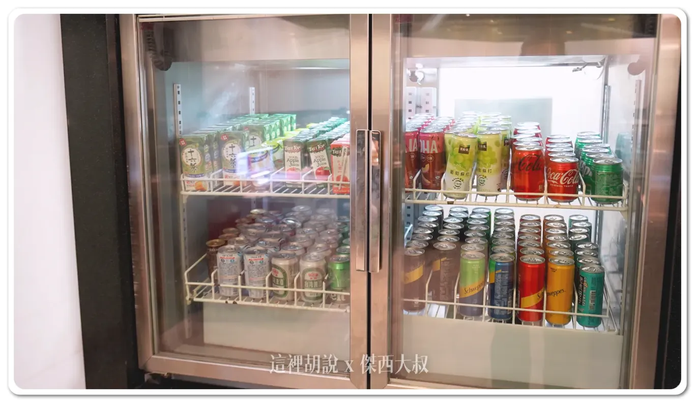 軟性飲料、有十六茶、果汁、可樂雪碧、啤酒、可爾必思、蘇打水 喝酒不開車 開車不喝酒 未滿十八歲請勿飲酒