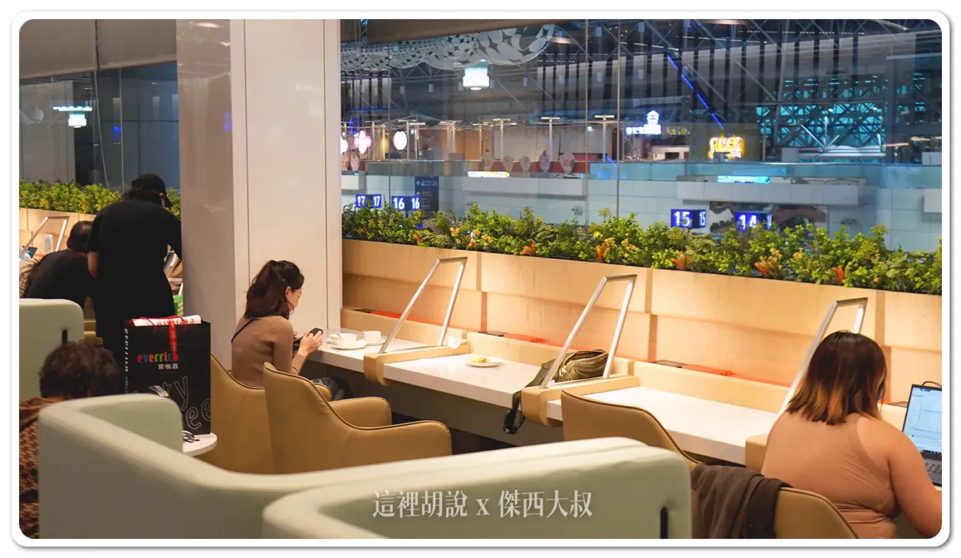 另外在靠窗的區域,也有吧台的座位