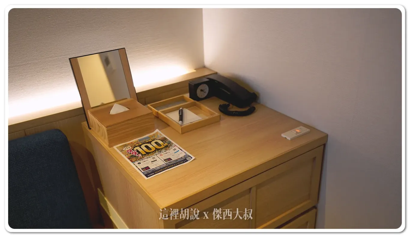 MINI BAR上頭有便條紙、電話、鬧鐘、化妝鏡