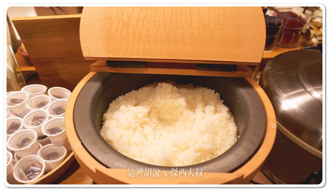 早餐當然直攻海鮮蓋飯,所以傑西選醋飯(木桶裝)