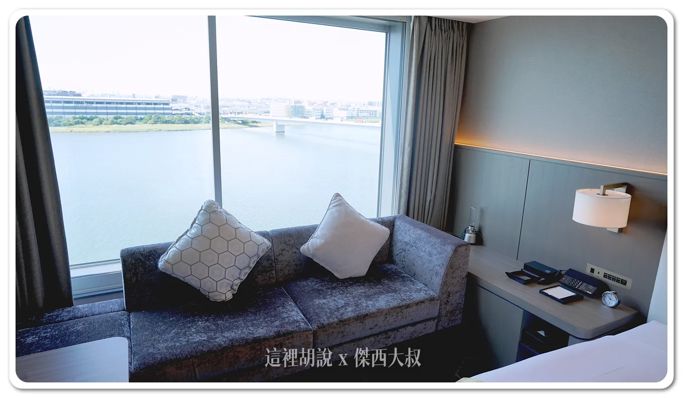 房間內也是河景