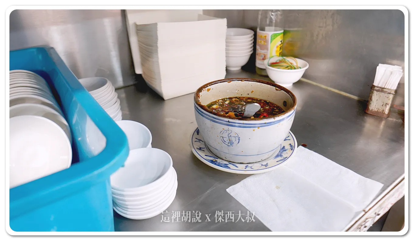 裝完白飯,阿伯跟我推薦他們的辣醬油,裡頭有蒜頭