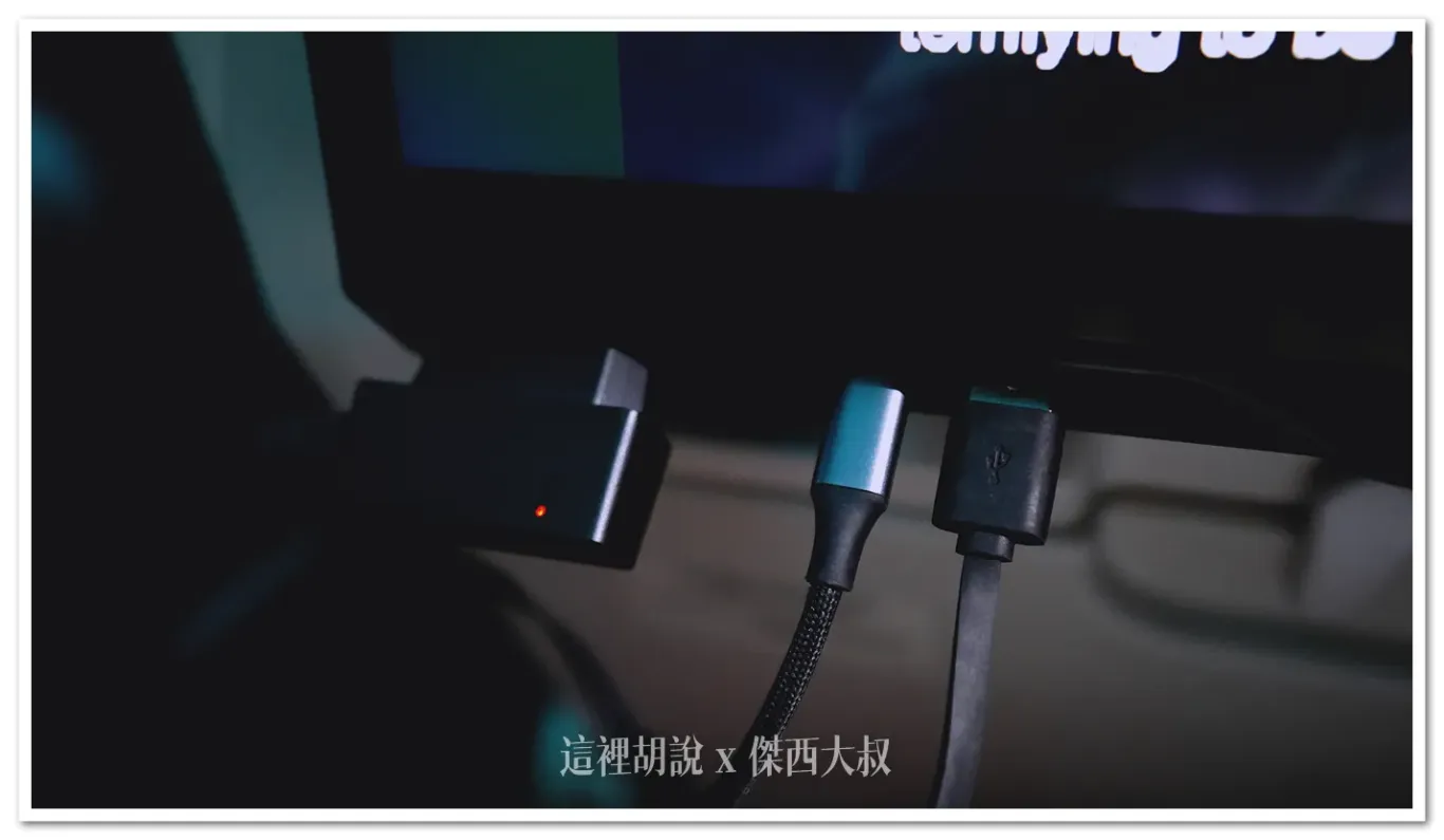 最左邊的是我的藍牙發射器
中間是TYPE C充電
最右邊是USB TYPE A充電
土航飛機尚沒有插頭可以充電