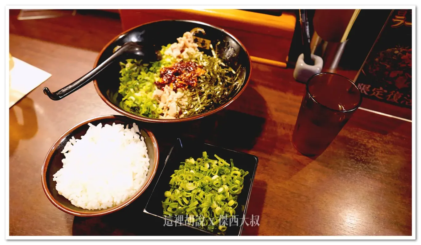 這次先點的是他們家的特製乾麵『美味辛辣辣油拌麵』,因為看到是限定時間所以就點來吃看看