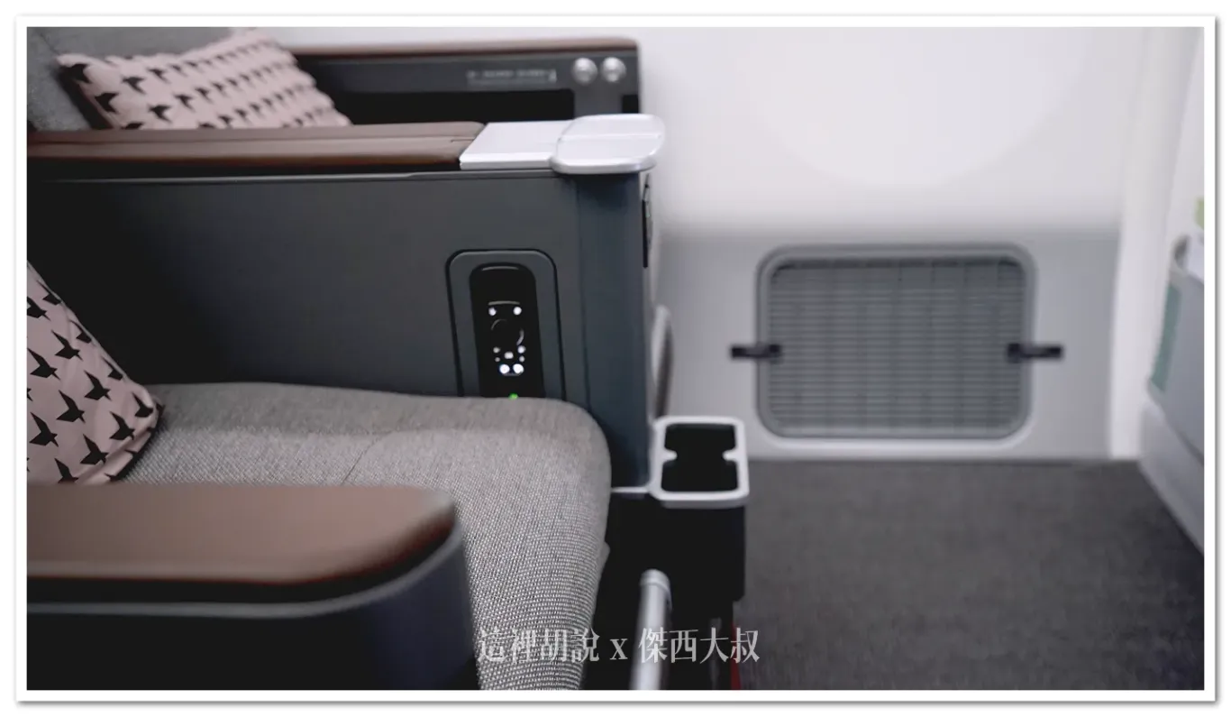 豪華經濟艙第一排座位的水瓶架20AC座位