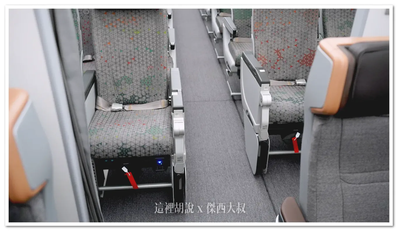 經濟艙與豪華經濟艙相接走道區域
長榮航空 三艙等 787-9(78P) 經濟艙座位各區完整照片全記錄