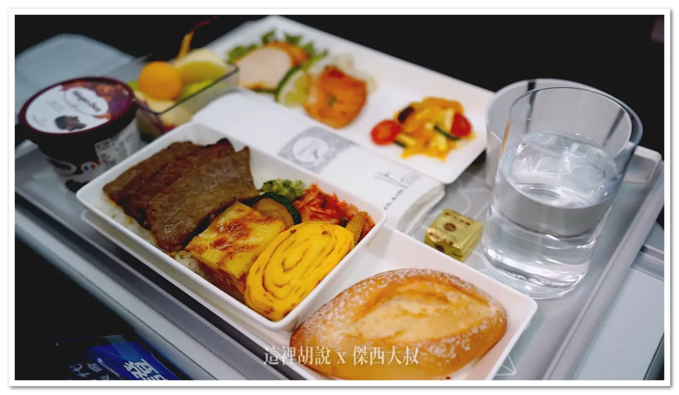 餐盤採用義大利百年品牌Guzzini竹纖維環保餐巾圖片為老乾杯日本A5和牛燒肉飯(台北出發部分航班限定)可以參考之前的新聞稿