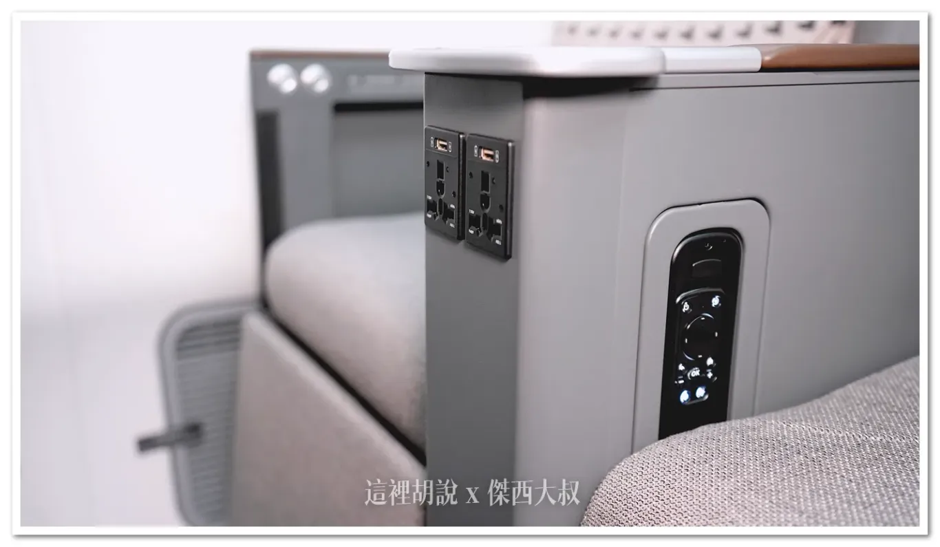中央扶手下方設有了萬國插頭以及USB TYPE-A的充電孔