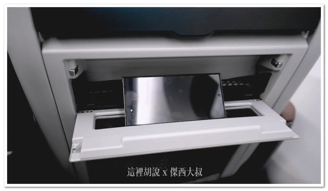 手機也可以選擇放在上方,這個位置放置十吋IPAD也沒問題
