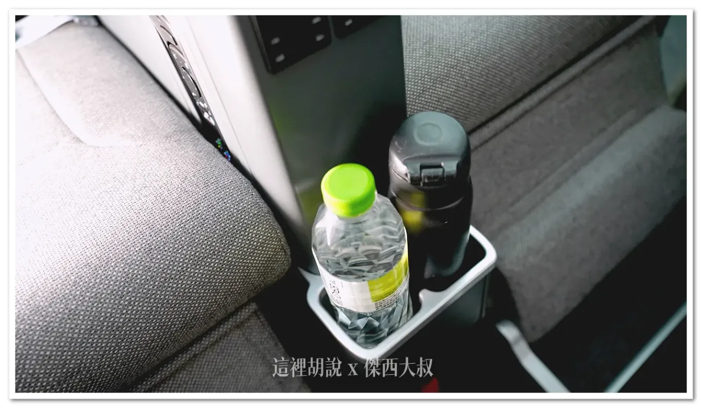 保溫瓶以及礦泉水都可以置入