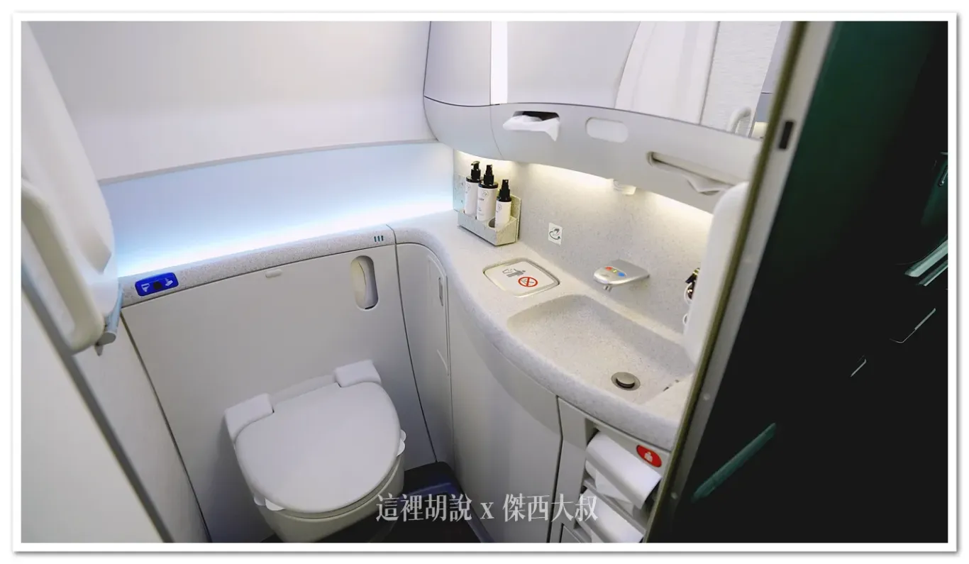 787商務艙/豪華經濟艙共用二號門洗手間商務艙旅客還有另外一個一號門的洗手間,二號門的兩間廁所跟豪華經濟艙共用照片為二號門左側洗手間,二號門右側為比較大的殘障廁所
