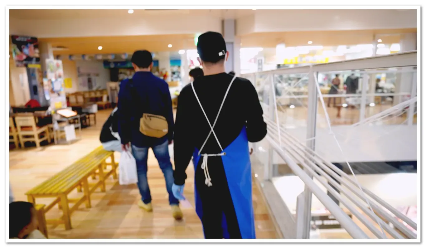 付款完畢,海產店小哥會先分切好魚類裝在塑膠袋當中然後帶你去合作的店家,每一間海產店都有指定合作的店家