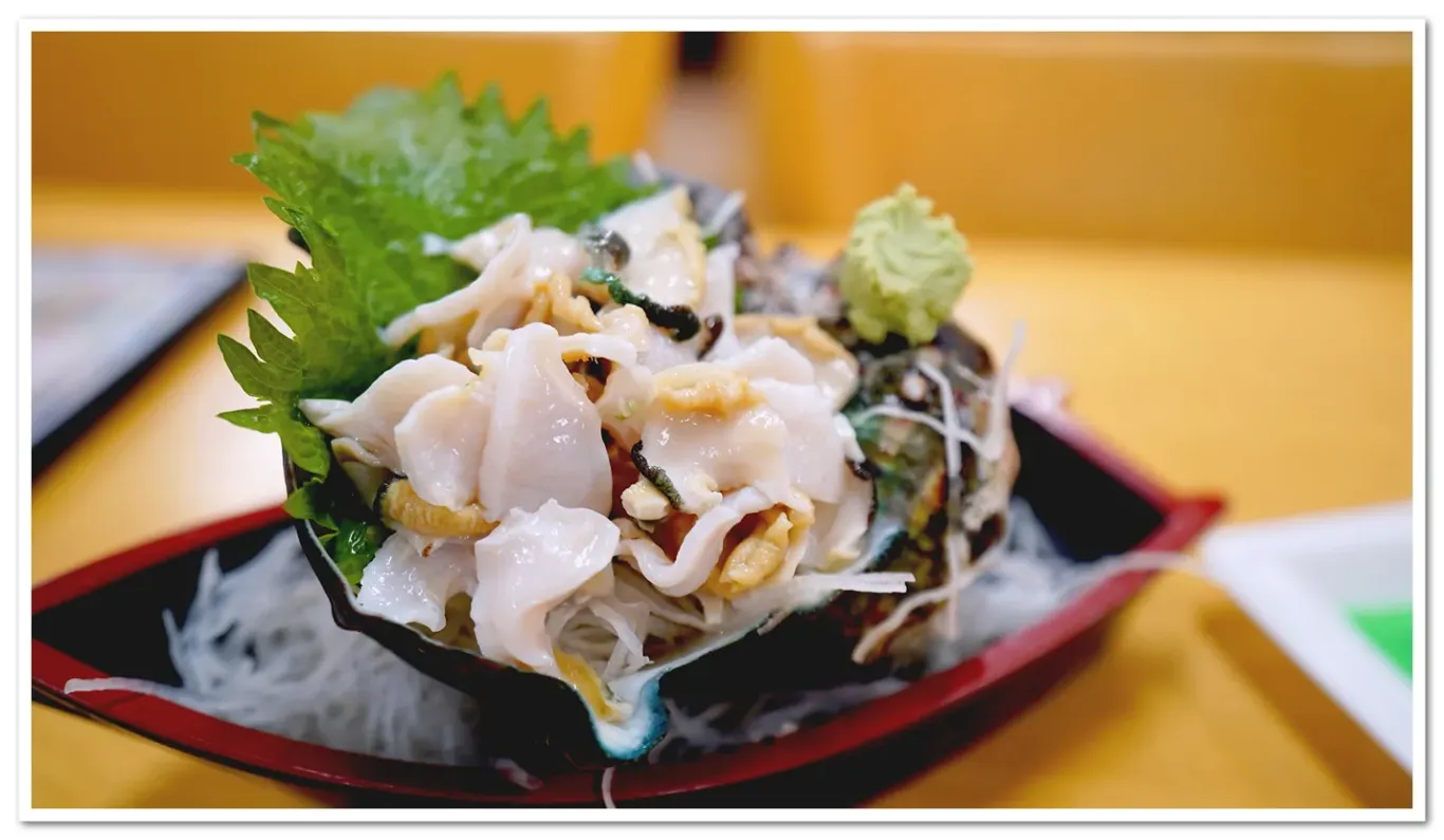 夜光貝生魚片,吃起來的口感跟其他貝類差不多,但需要咀嚼一下 建議一顆月光貝四個人分就好,因為太多反而也會吃不完
