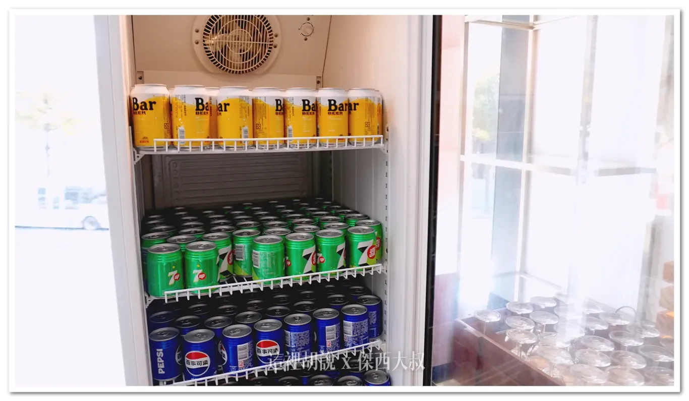 罐裝飲料有啤酒跟其他軟性飲料
喝酒不開車 開車不喝酒 未滿十八歲請勿飲酒
