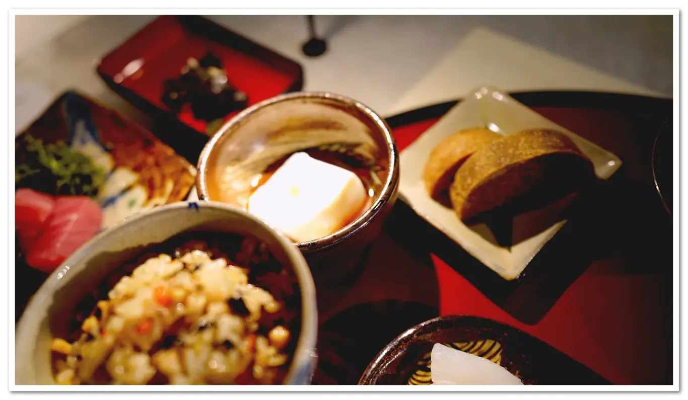 白色的是豆腐、右側是炸芋頭