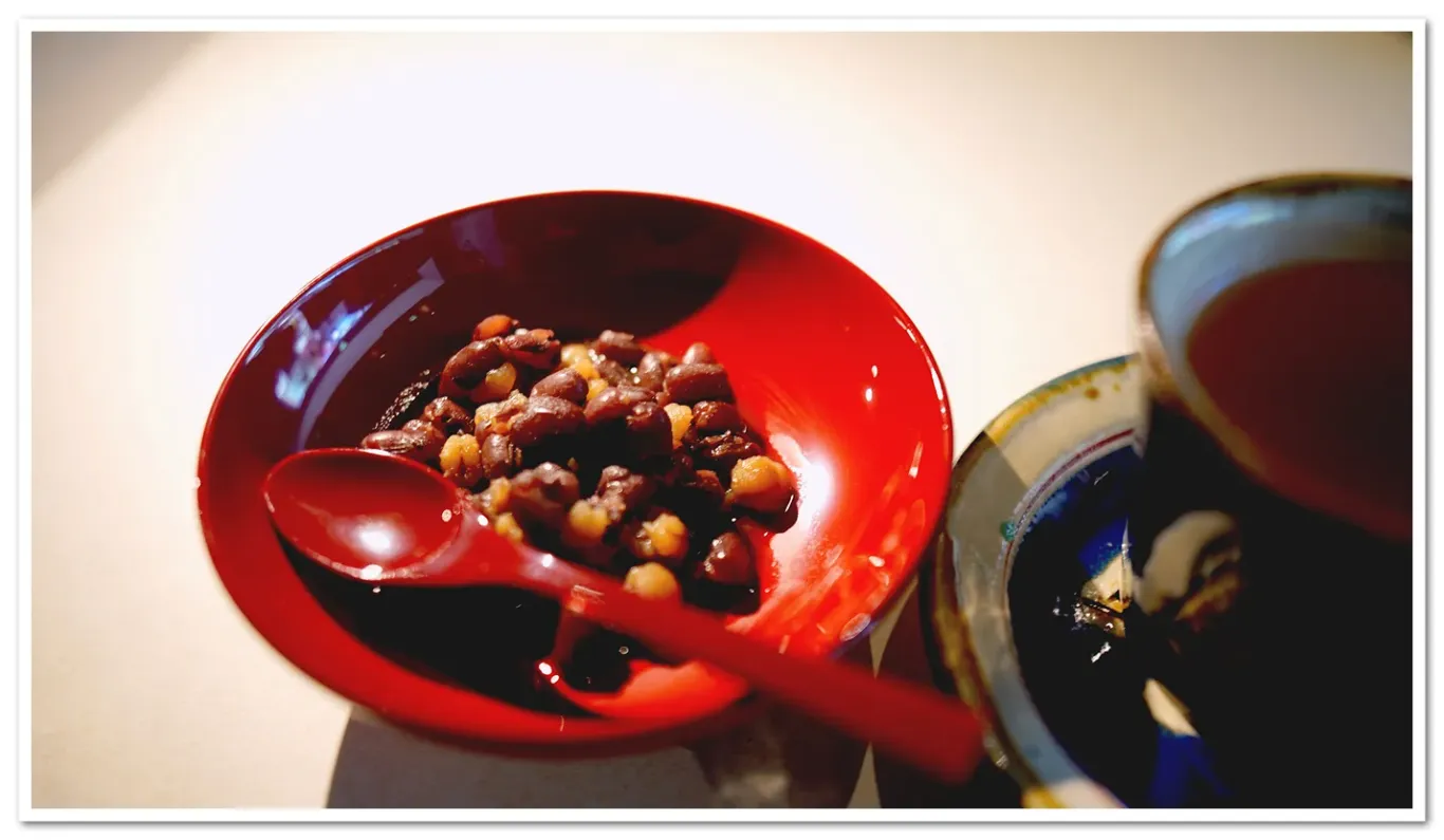 甜點是紅豆加上茉莉花茶