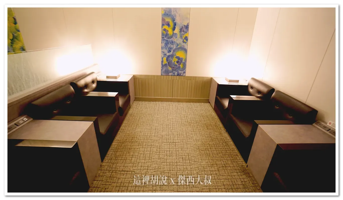 兩側的休息空間當中則是這樣的四人沙發區