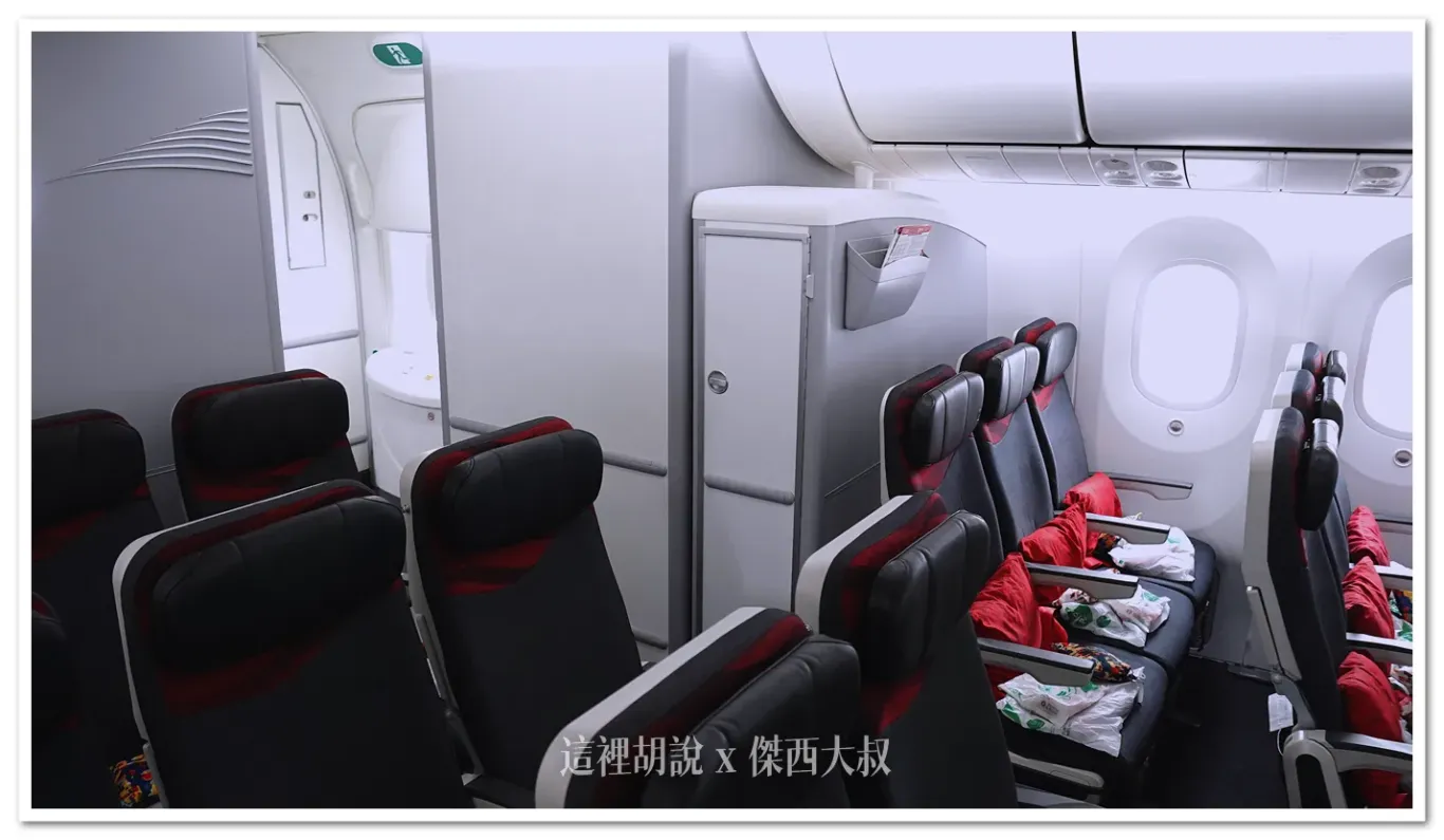 土耳其航空 787-9 經濟艙第二區
最後一排,可以後躺 ABC後方為櫃子,再來才是廁所