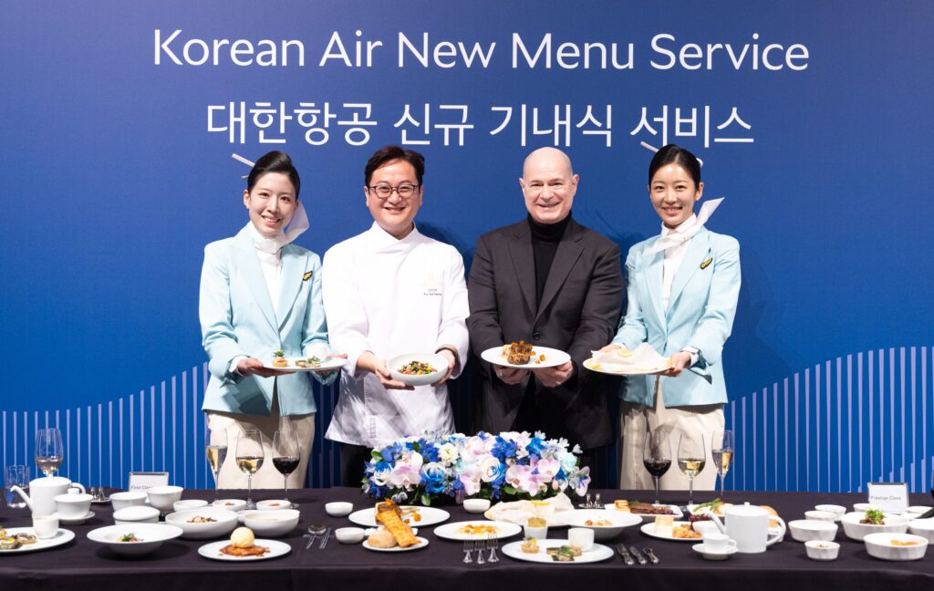 大韓航空於 11日早上 在 仁川君悅酒店(Grand Hyatt Incheon) 正式發表了 全新機上餐點菜單 及 升級版機上服務。