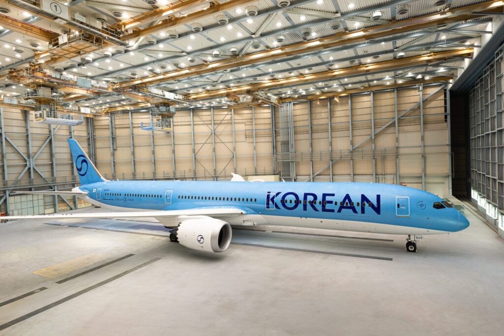 在 「Rising Night」 活動中公開的全新塗裝客機(大韓航空波音 787-10)