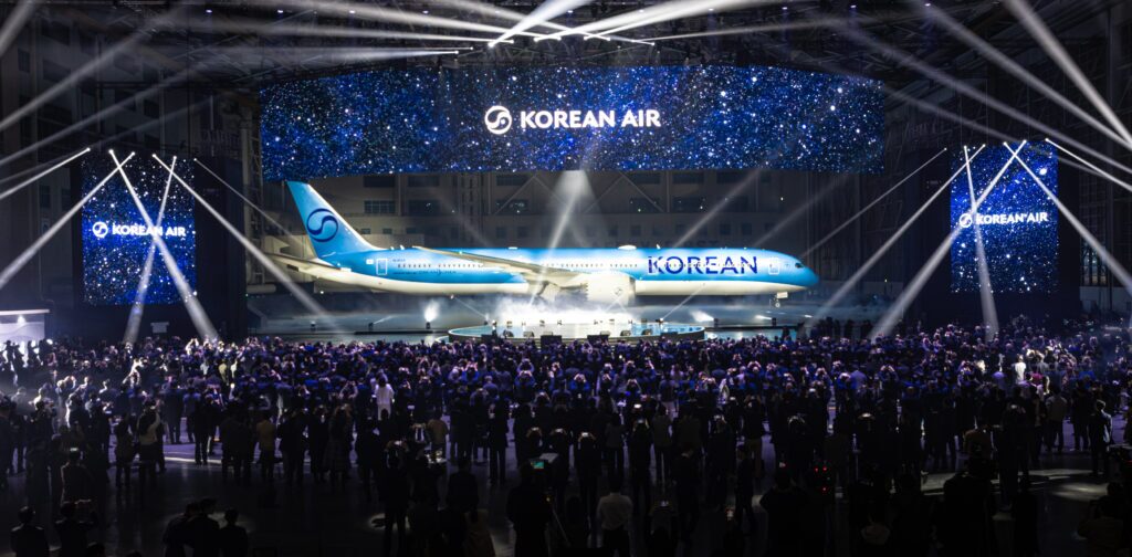 在 「Rising Night」 活動中公開的全新塗裝客機(大韓航空波音 787-10)
