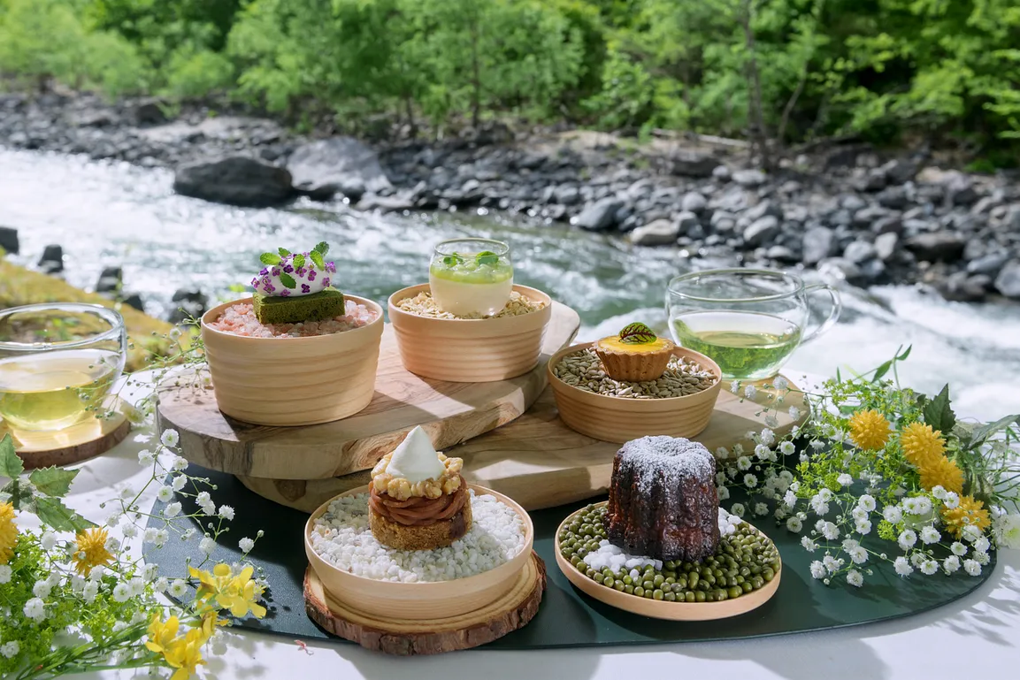 奧入瀨溪流沿岸唯一的度假村「奧入瀨溪流飯店 by 星野集團」將於2025年4月15日推出春季限定活動「奧入瀨新綠下午茶」。旅客可以於新綠閃耀的特等席上,一邊享用精心設計的甜點與色彩繽紛的熱茶,一邊欣賞令人陶醉的綠意景色,享受豐富而放鬆的下午茶時光。