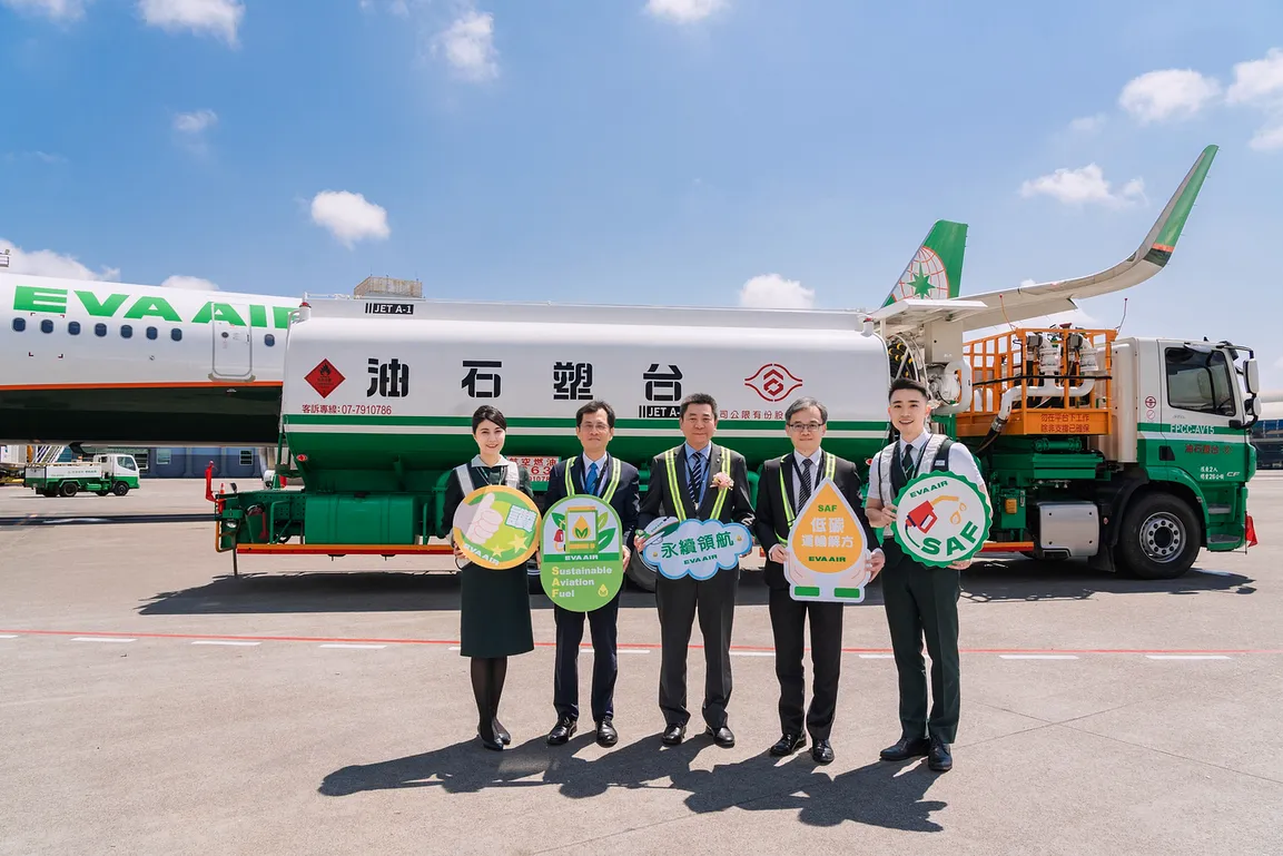 長榮航空在民航局永續航空燃油試行計畫中,BR148高雄小港機場飛往大阪關西機場的航班於4月23日添加台塑石化自產的永續航空燃油,由長榮航空陳耀銘發言人(右三)、企業永續發展室劉嘉文協理(右二)、高雄機場辦事處曾朝煇協理(左二)共同見證台灣永續航空燃油應用的新紀元。