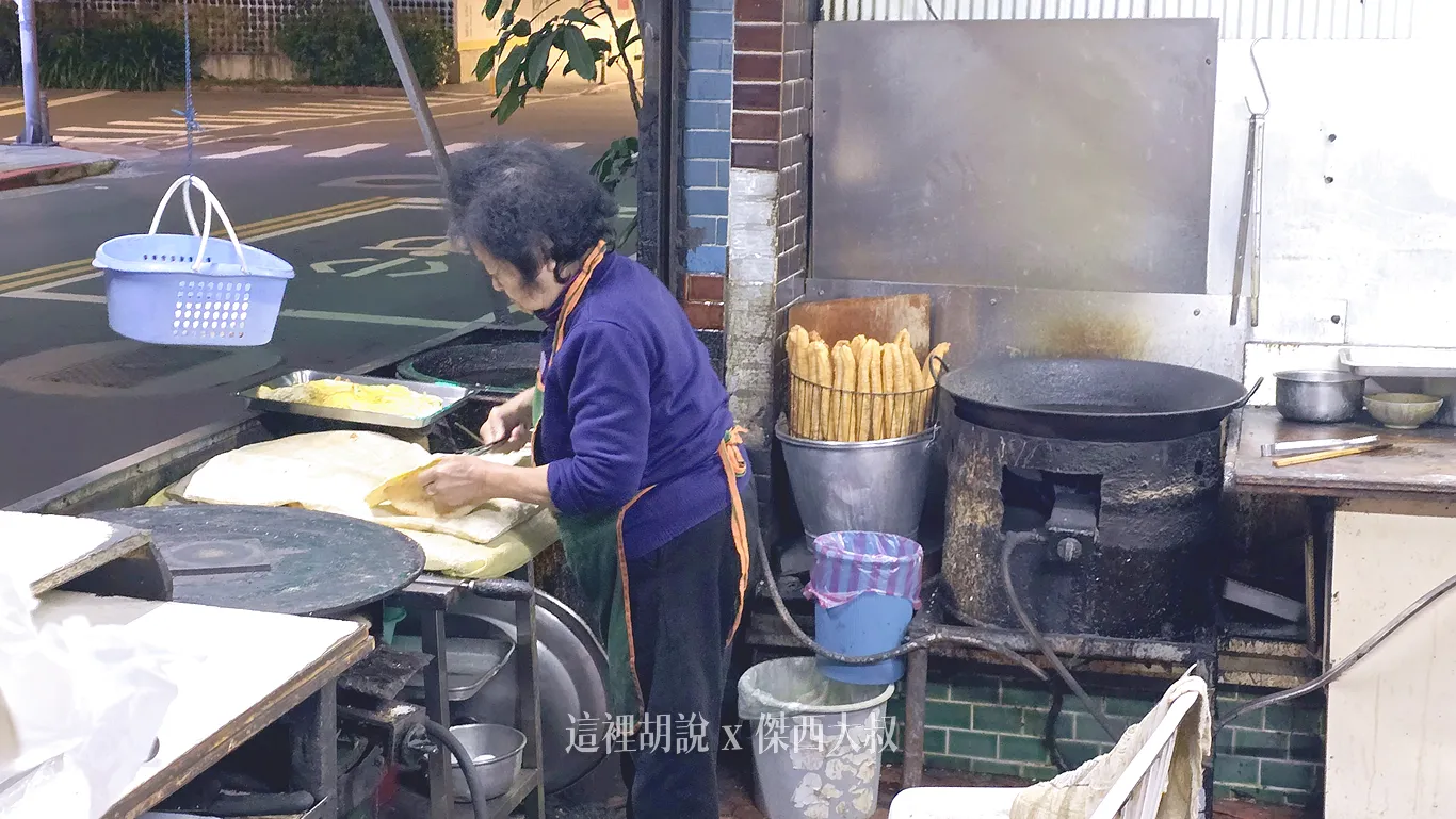 阿婆就這樣自己默默的忙碌著,負責所有的麵食