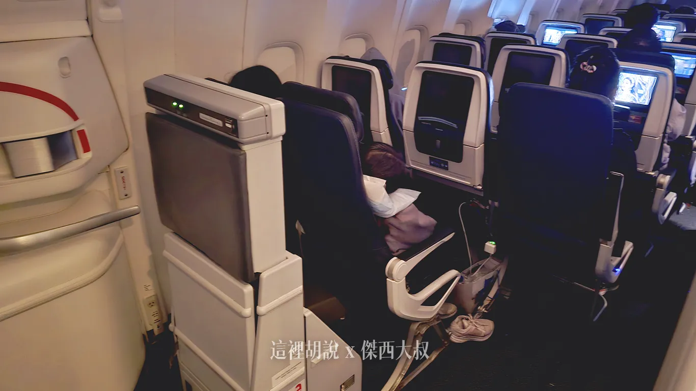 777-200 的AB,後方沒有廁所,是空服員的座位 但是右側是廁所出入口