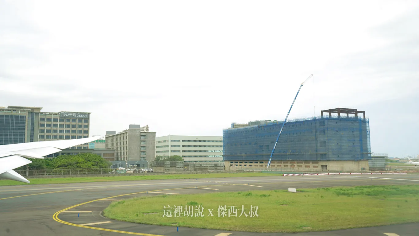 因為今天被安排在D區登機門登機(C區有聯合航空關島首航) 滑行的距離稍稍遠一點,剛好可以看到新建中的能源中心(屬於第三航廈的工程建設) 提供桃園機場全區的能源