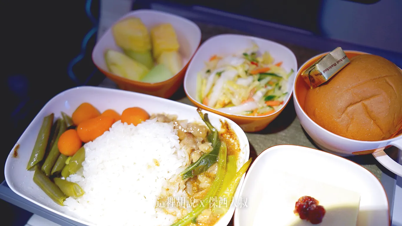 餐點整體這一餐中規中矩,回程的日本餐食比較好吃