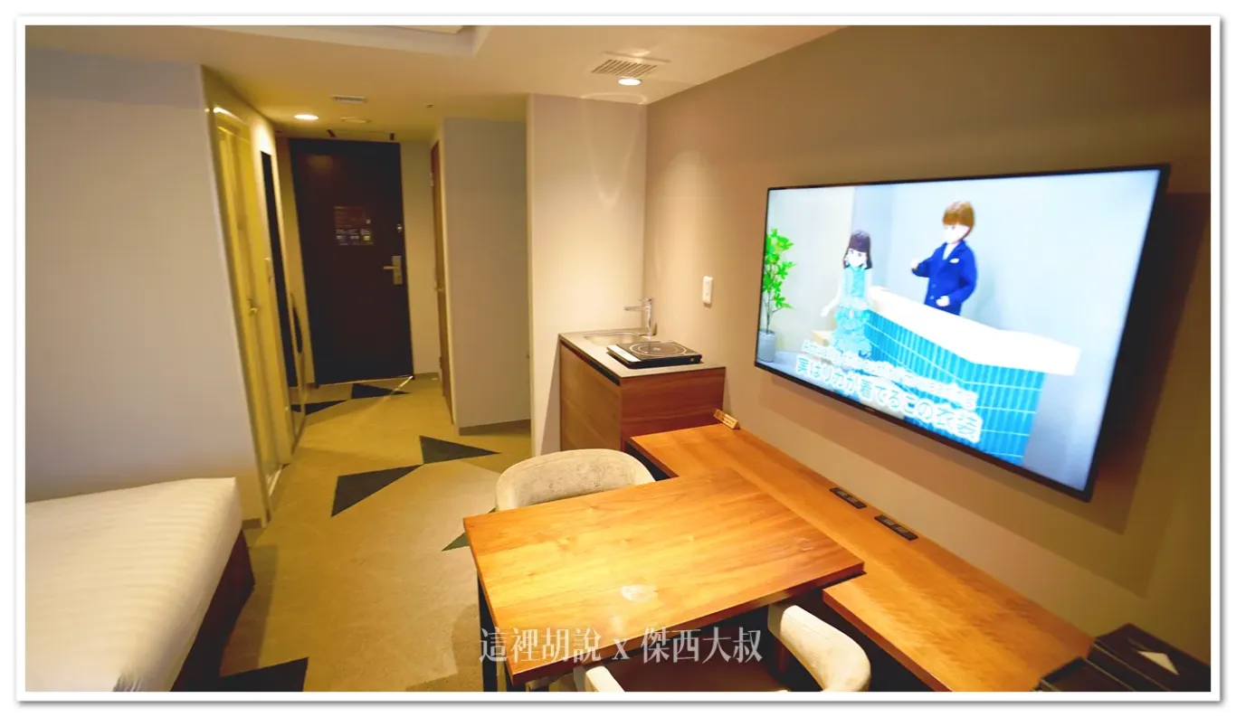 充電插頭的部分都是設置在桌面上