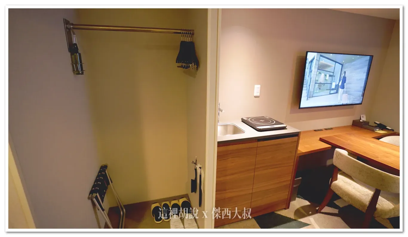 玄關一旁有一個簡單的開放衣櫃