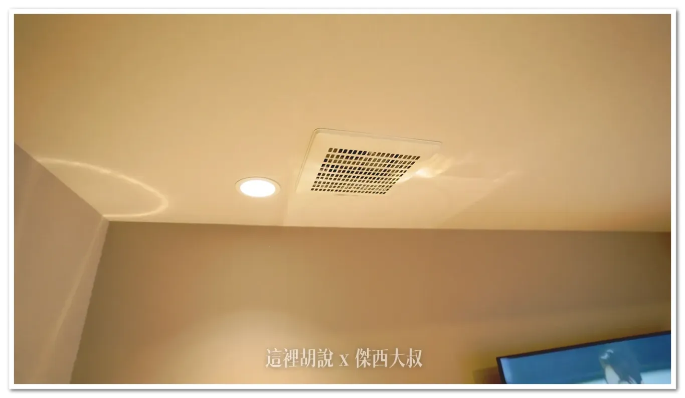 小廚房的上方也有一個簡易型抽風扇,不到抽油煙機,但至少有保留這樣一個抽風設備
