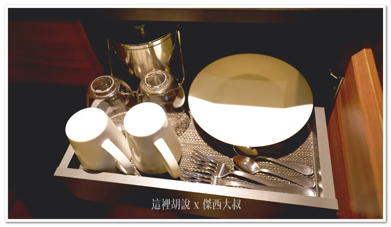 抽屜當中有玻璃杯、馬克杯、盤子叉子湯匙還有一個冰桶