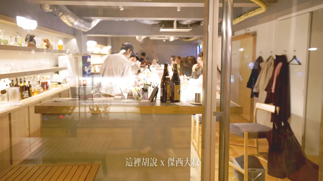 從外面看進去用餐區是以白色為基底色調座位裝潢主軸