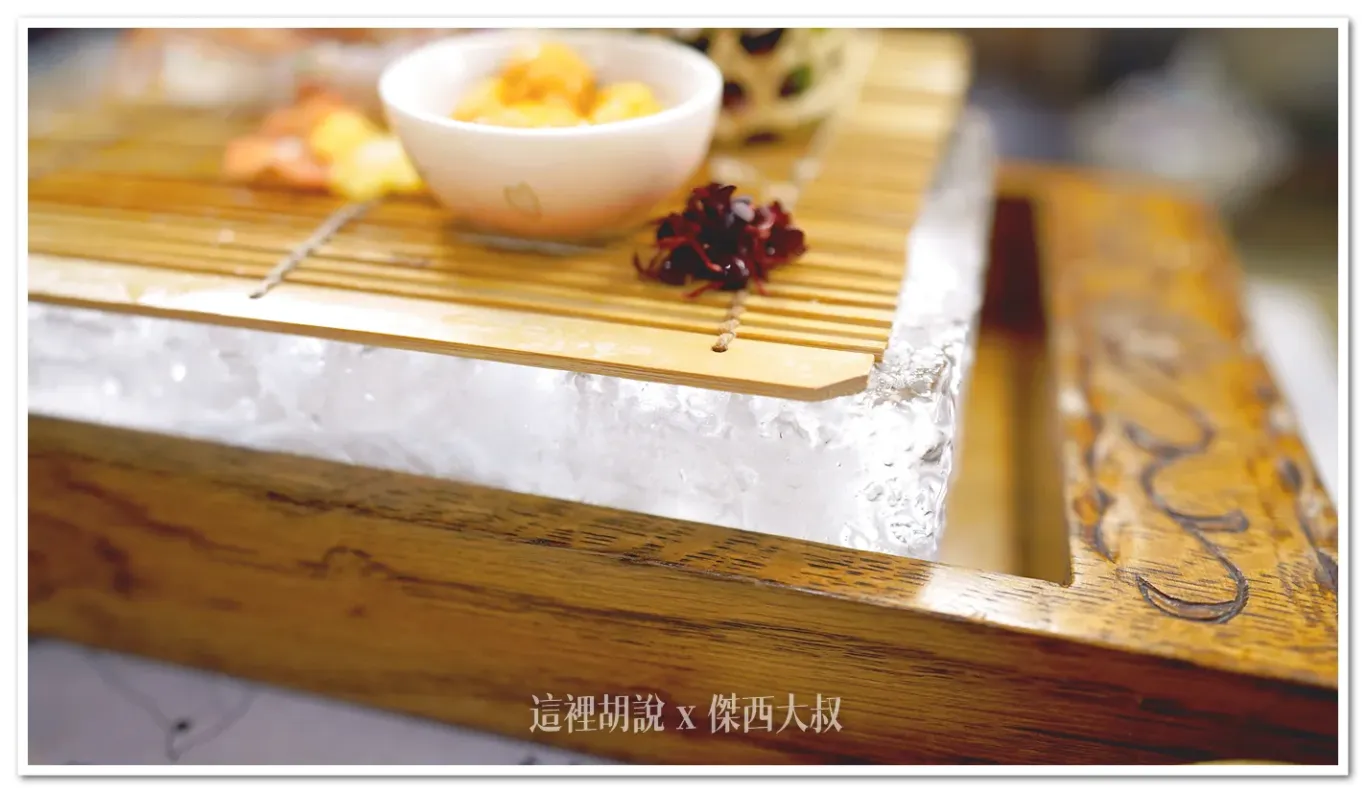 非常具有特色的是他的冰塊,位於生魚片下方做為底部的保冷的是一整塊大冰塊