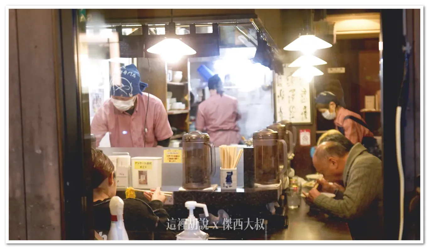 店員也就三個,一個負責製作拉麵、另外一個後廚,還有一個外場
