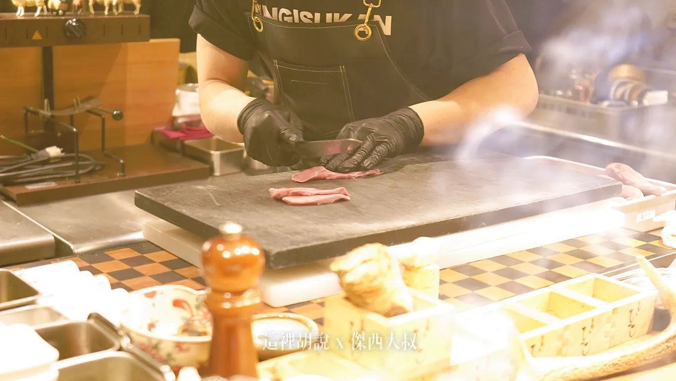 下單之後,小哥就在我面前處理羊肉,看他們這樣處理,肉本身的損耗也蠻大的,只有保留最佳的部位
