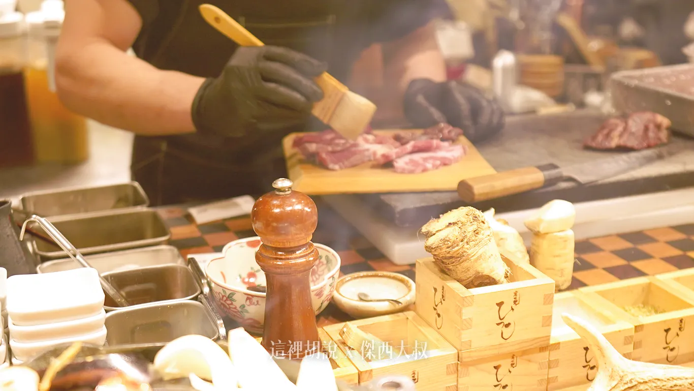 出肉汁前也會塗上一層薄薄的麻油增加風味