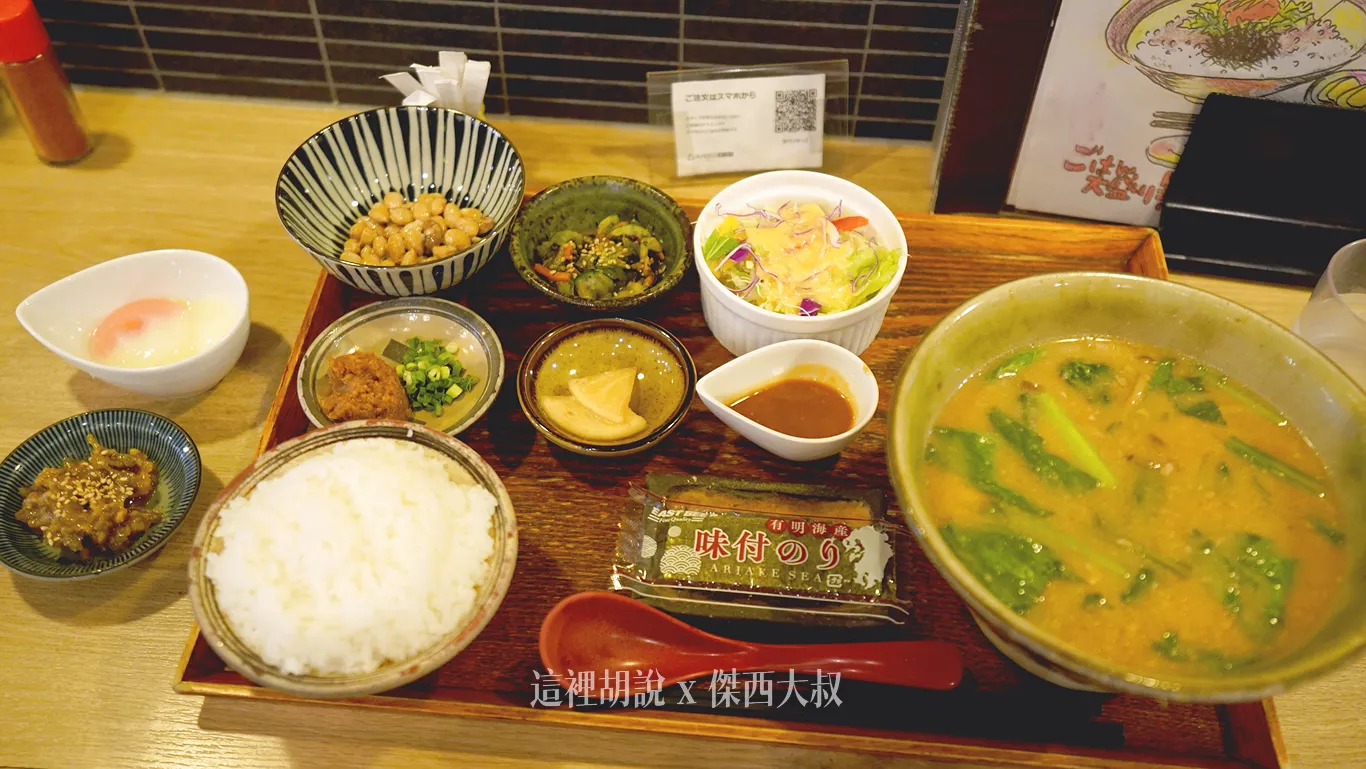 有額外加點肉味增、半熟蛋(左側,盤子外的)