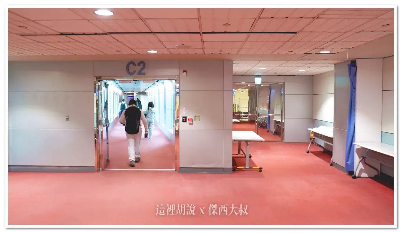今天使用的是C2登機門
因為有有雙層空橋,所以一旁還有另外一個登機空橋