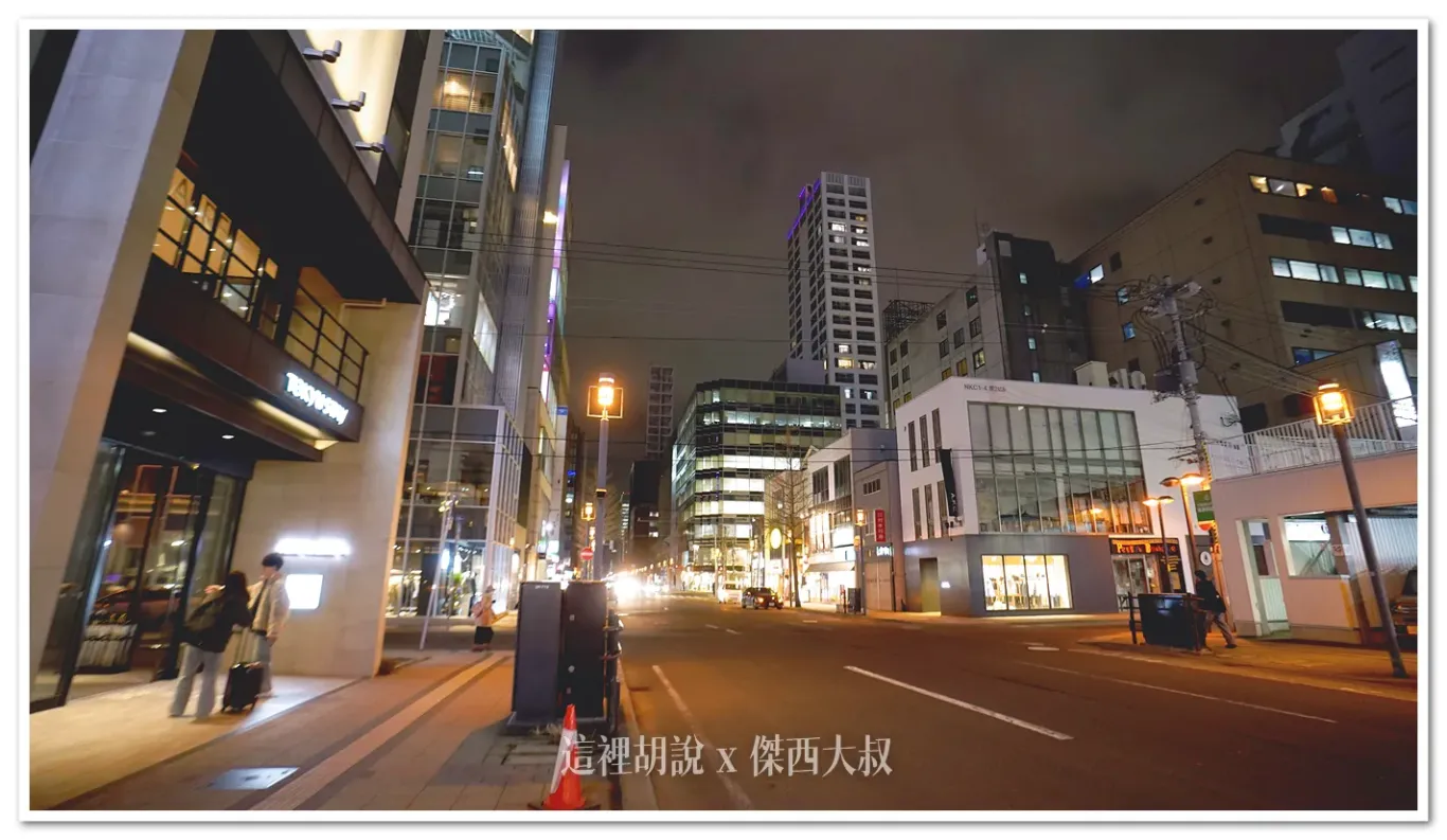 從另外一個角度看飯店下一個街角就有全家