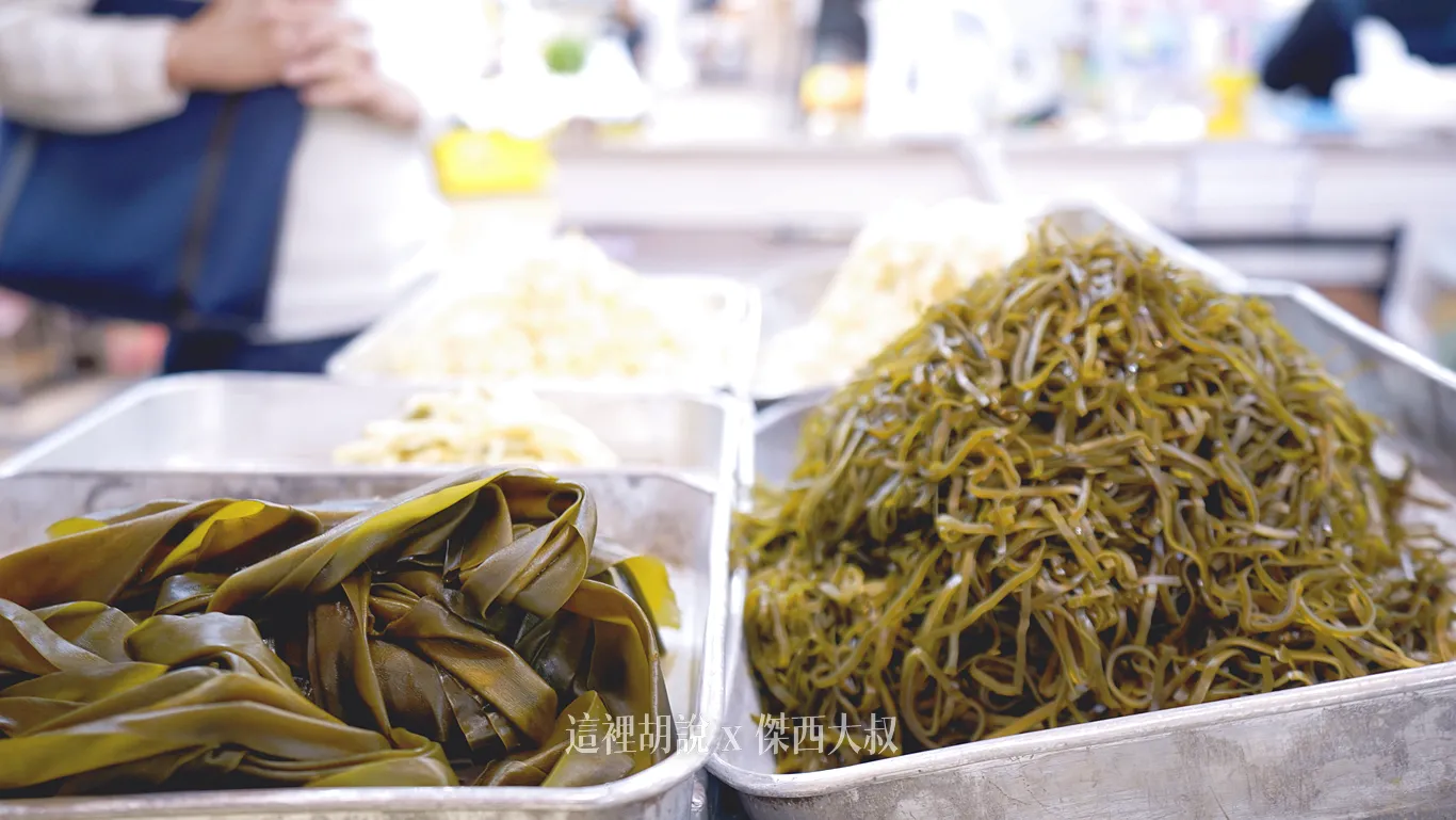 沖繩傳統「炒細絲料理」:昆布切絲後,與豬肉、苦瓜快炒