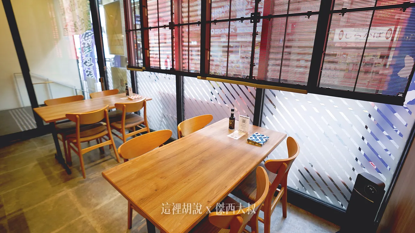 用餐環境主要是以這種四人桌為主